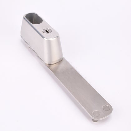 Rektangulärt silverfärgat låshus med ovalt urtag, ett nyckelhål i nedre delen samt en lång metallplatta.