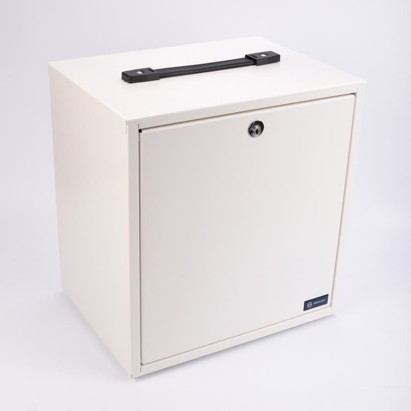 Vitt rektangulärt medicinskåp i metall med lås framtill, samt svart handtag på ovansidan.