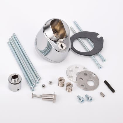 Närbild av ett silverfärgat säkerhetslås med två nyckelhål, placerade ovanför varandra.