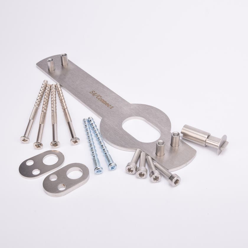 Monteringssats med skruvar, brickor och monteringsplåt för dörr.