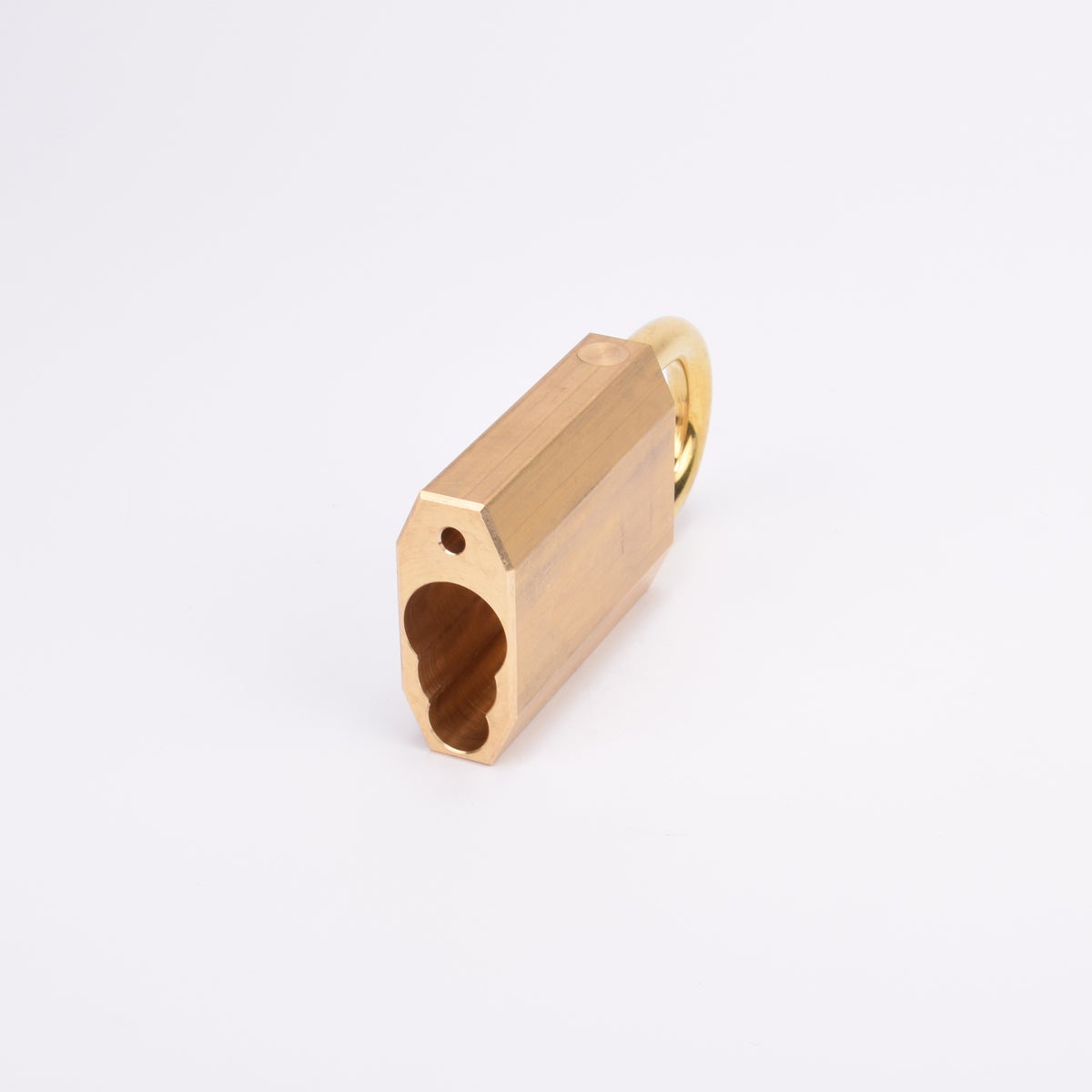 Mässingsfärgat hänglås med rektangulär kropp och rund bygel samt nyckelhålsformat hål i på kanten.