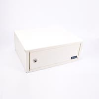 Vitt rektangulärt medicinskåp i metall med lås framtill.