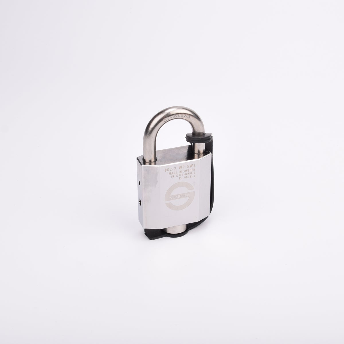 Silverfärgat hänglås med rektangulär kropp och rund bygel. En svart gummirem är fäst från hänglåsets nedre del till bygeln.