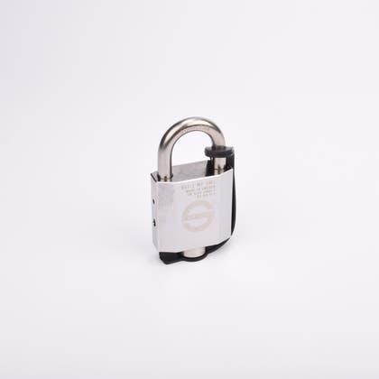Silverfärgat hänglås med rektangulär kropp och rund bygel. En svart gummirem är fäst från hänglåsets nedre del till bygeln.