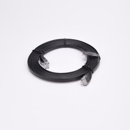 Svart nätverkskabel upprullad i en cirkel med genomskinliga RJ45-kontakter i båda ändar.