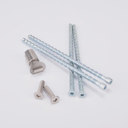 Monteringssats bestående av olika skruvar.