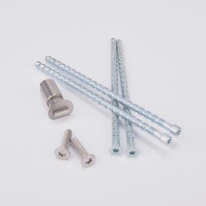 Monteringssats i plastpåse bestående av skruvar.