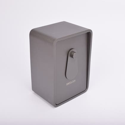 Grått fasadnyckelskåp i metall med rundade hörn och vridbar skyddskåpa.