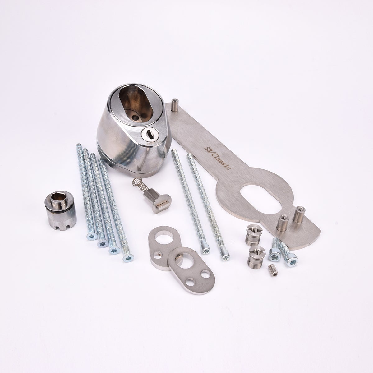 Droppformad låscylinder med ovalt urtag, samt nyckelhål och monteringssats med metallkomponenter för montering, inklusive skruvar, muttrar och brickor.