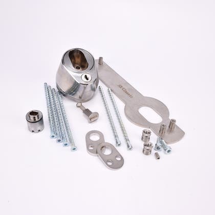 Droppformad låscylinder med ovalt urtag, samt nyckelhål och monteringssats med metallkomponenter för montering, inklusive skruvar, muttrar och brickor.