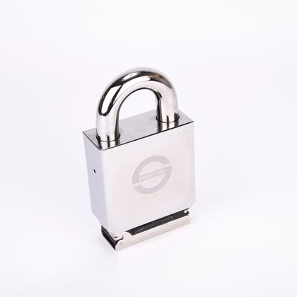 Kraftigt hänglås i polerat stål med bygel och lock undertill.