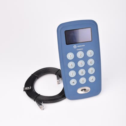 Blå elektronisk enhet med numeriskt tangentbord och skärm, samt svart RJ45-kabel.