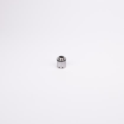 Cylindrisk adapterhylsa med svart gummitätning nära toppen samt avsmalnande topp med ett hål i.