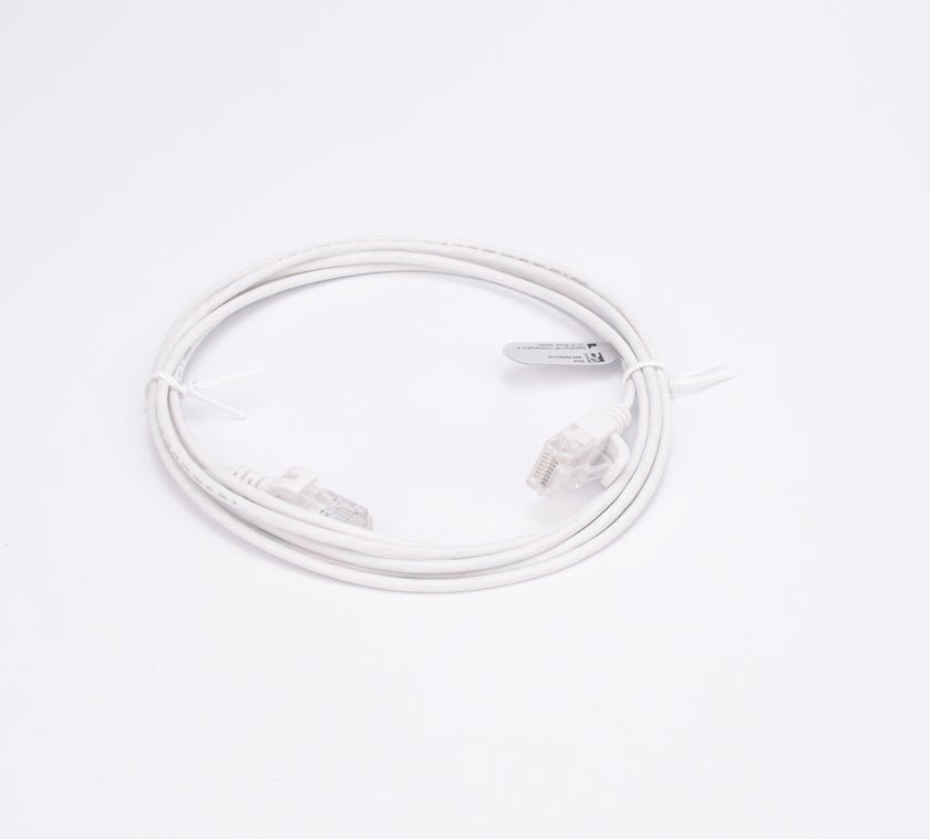 Vit ihoprullad nätverkskabel med kontakter i ändarna.