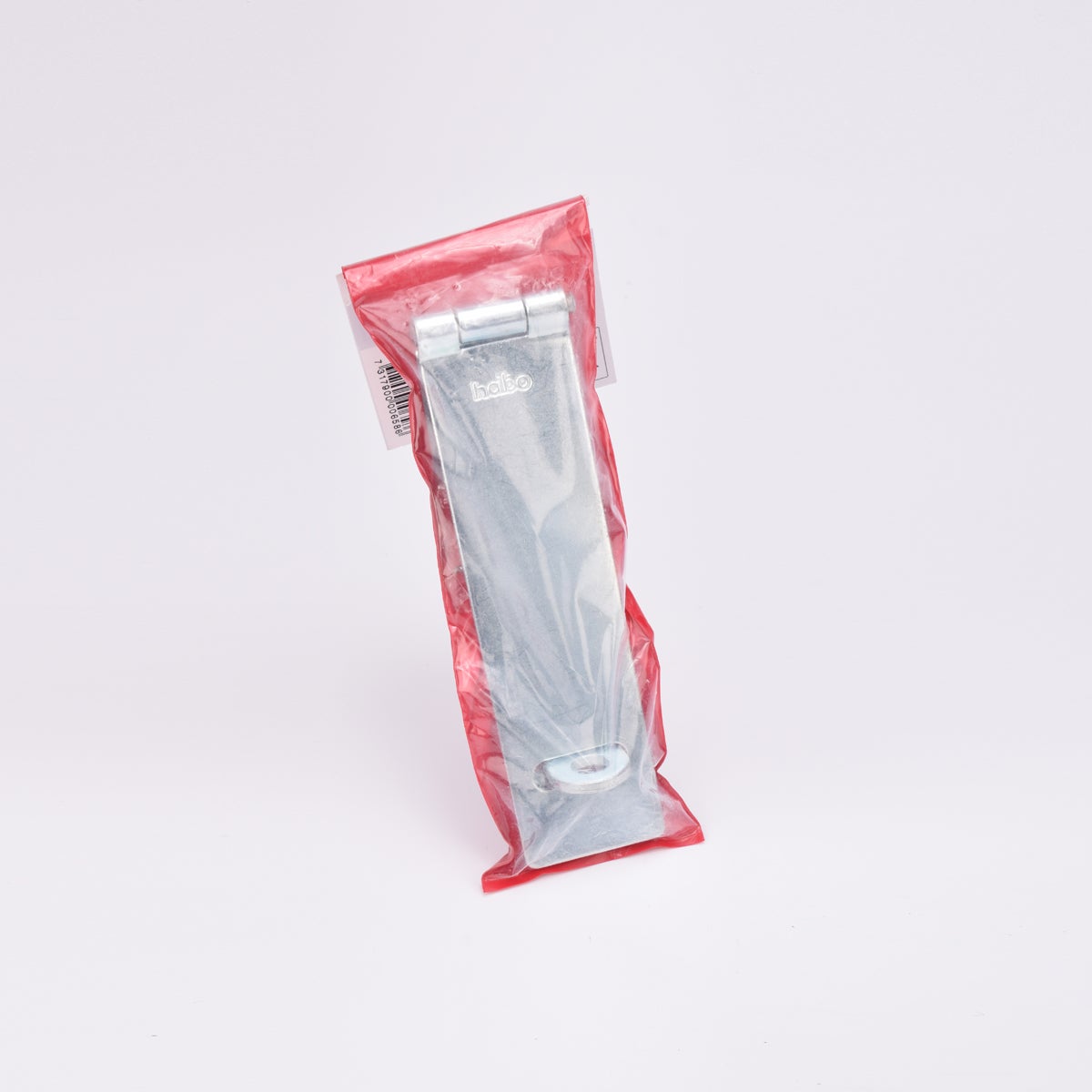 Metallfäste förpackat i röd plastpåse.