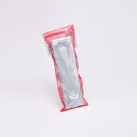 Metallfäste förpackat i röd plastpåse.