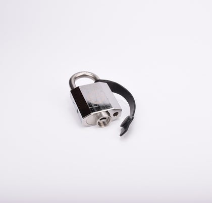 Silverfärgat hänglås med rektangulär kropp och rund bygel. En svart gummirem hänger från hänglåsets bygel.