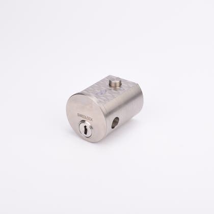 Cylindrisk silverfärgad metallisk låscylinder med nyckelhål.