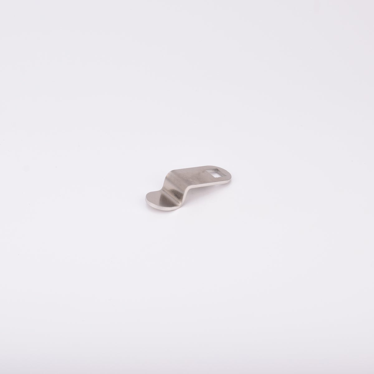 S-formad låsrigel i metall med hål i ena änden.
