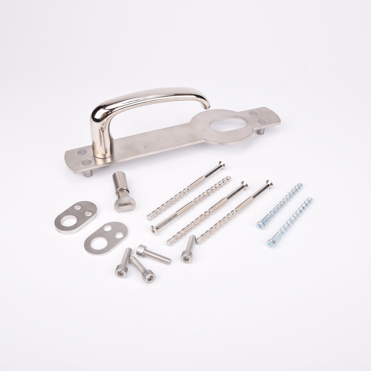 Silverfärgat dörrhandtag i metall fäst på en rektangulär platta med skruvar och monteringsdetaljer.