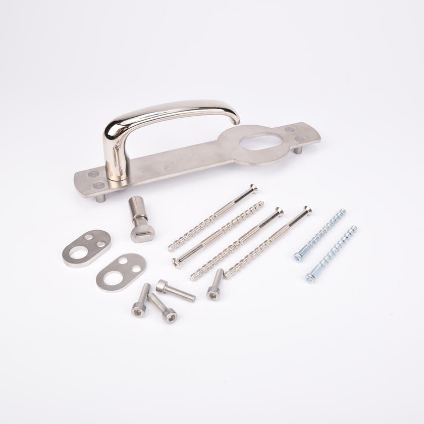 Silverfärgat dörrhandtag i metall fäst på en rektangulär platta med skruvar och monteringsdetaljer.