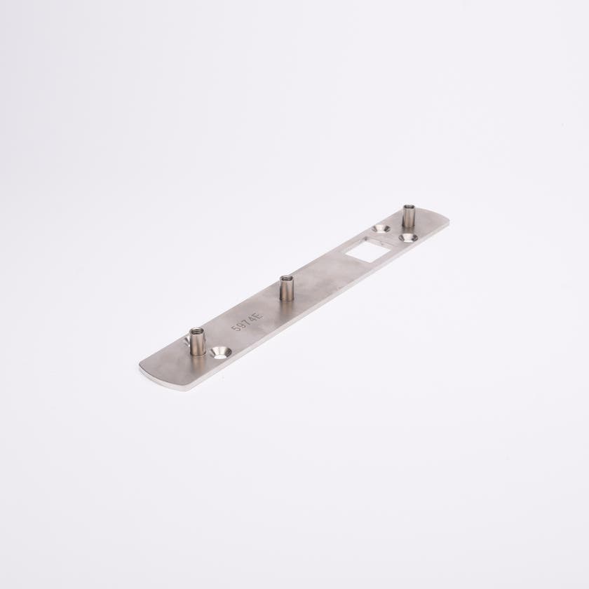 Lång rektangulär metallplatta med tre cylindriska stift, fyrkantig öppning.