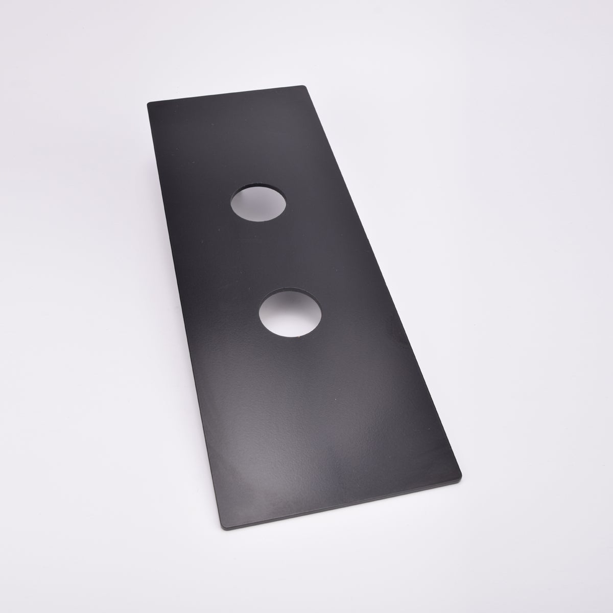 Svart rektangulär monteringsplatta med två vertikalt placerade cirkulära hål.