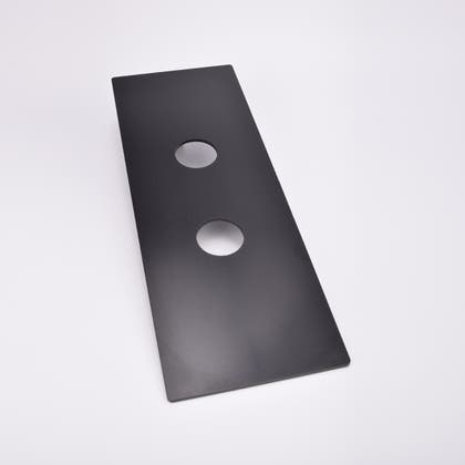 Svart rektangulär monteringsplatta med två vertikalt placerade cirkulära hål.