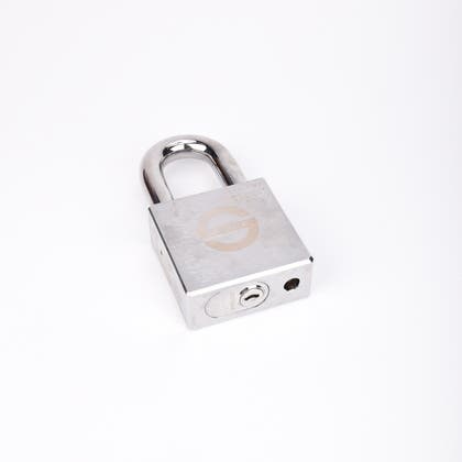 Silverfärgat hänglås med rektangulär kropp och rund bygel.