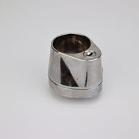 Droppformat metallhus med runt urtag för låscylinder, samt nyckelhål i nedre avsmalnande delen.