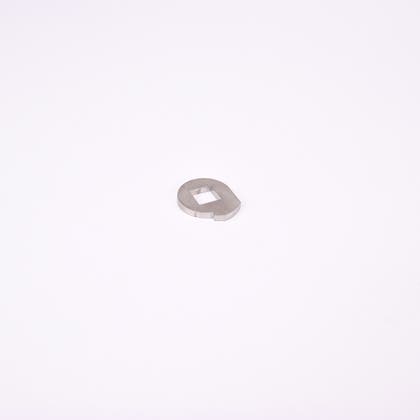 Ovalformad metallbit med fyrkantigt hål i mitten.