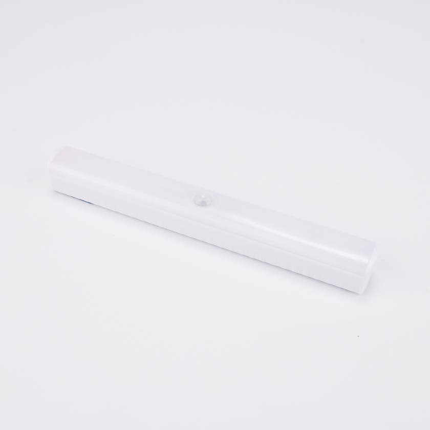 Vit LED-lampa med rörelsesensor.