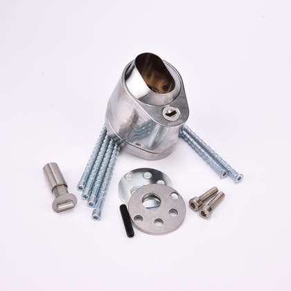 Uppsättning metallkomponenter inklusive blank duo city del, långa skruvar, runda plattor med hål samt mindre skruvar och bultar.