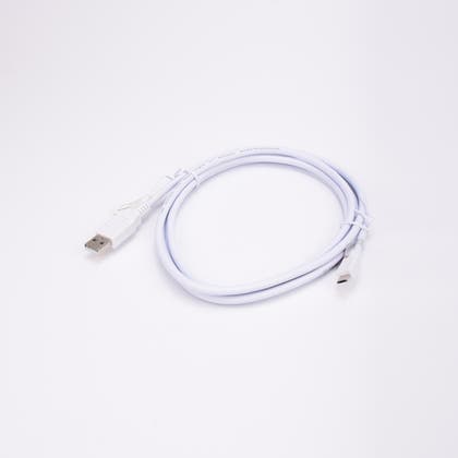 Vit USB-kabel med USB-A och mikro-USB-kontakter.