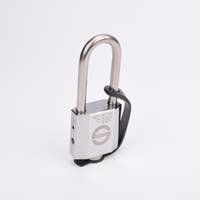 Silverfärgat hänglås med rektangulär kropp och rund bygel. En svart gummirem är fäst från hänglåsets nedre del till bygeln.