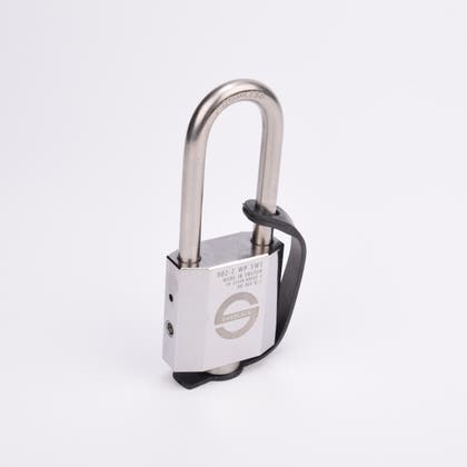Silverfärgat hänglås med rektangulär kropp och rund bygel. En svart gummirem är fäst från hänglåsets nedre del till bygeln.