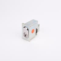 Rektangulärt låshus i metall med blank yta, cylinderformad låskolv framtill.