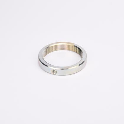 Metallisk gängad spännmutter med skruvhål.