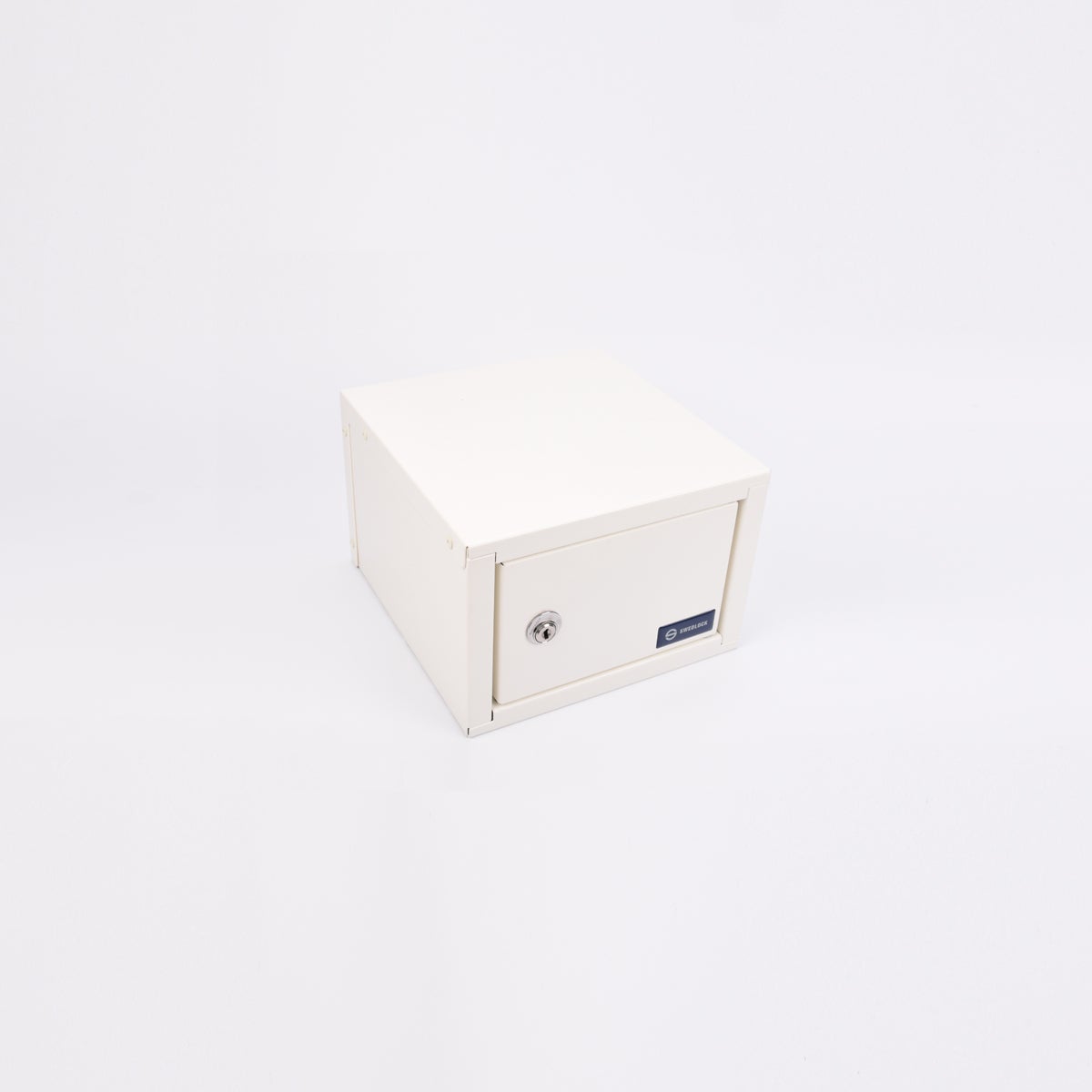 Vitt rektangulärt medicinskåp i metall med lås framtill.