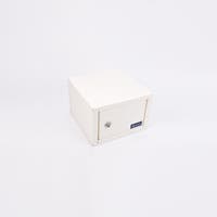 Vitt rektangulärt medicinskåp i metall med lås framtill.