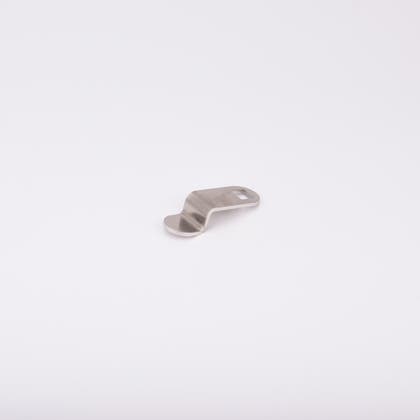 S-formad låsrigel i metall med hål i ena änden.