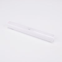 Vit LED-lampa med rörelsesensor.