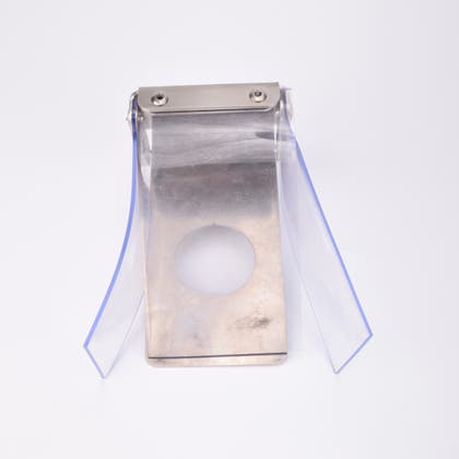 Väderskydd med rektangulär bas och vinklad ovansida med ett cirkulärt hål.