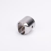 Metallcylinder med oval öppning, två synliga skruvar och ett hål på sidan, med polerad yta.