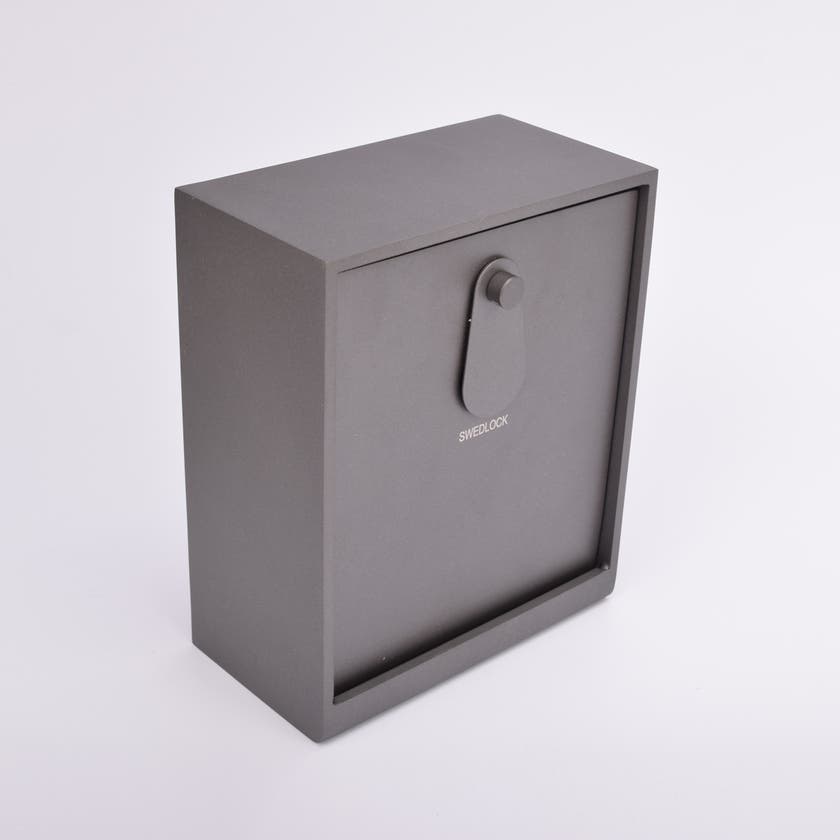 Grått fasadnyckelskåp i metall med vridbar skyddskåpa.