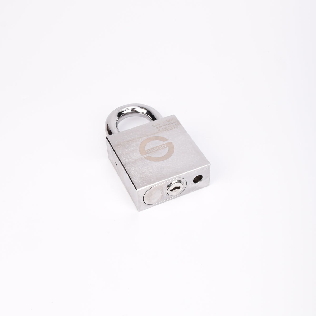 Silverfärgat hänglås med rektangulär kropp och rund bygel.