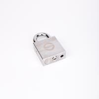 Silverfärgat hänglås med rektangulär kropp och rund bygel.