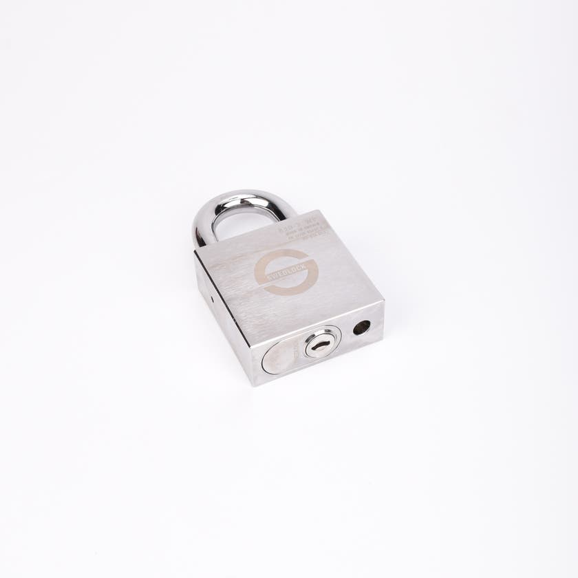 Silverfärgat hänglås med rektangulär kropp och rund bygel.