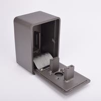 Grått fasadnyckelskåp i metall med rundade hörn och helt utfälld lucka.