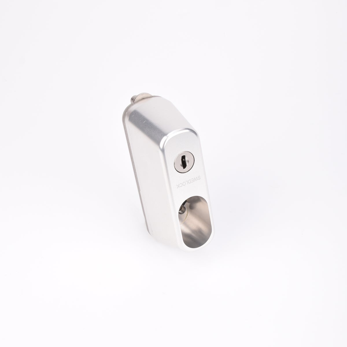 Rektangulärt silverfärgat låshus med ovalt urtag samt ett nyckelhål i övre delen.